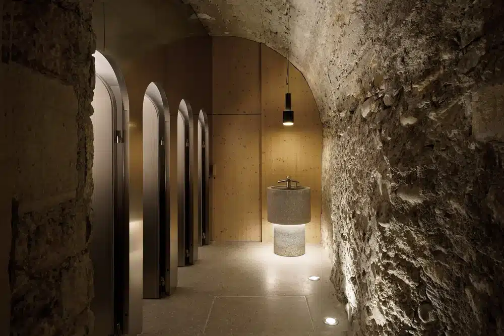 Massgefertigtes Betonlavabo in moderner Architektur für Winkelmann Haymoz Architektur GmbH
