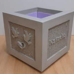 Blumentopf aus Beton mit 3D-Firmenlogo GM Bau und Gugger