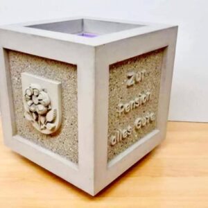 Betonblumentopf mit Relief-Motiv Ringe und Tauben sowie Namensgravur Natacha