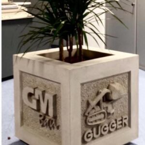 Personalisierter Betonblumentopf mit Relief-Blume und Glückwunschspruch zur Pension