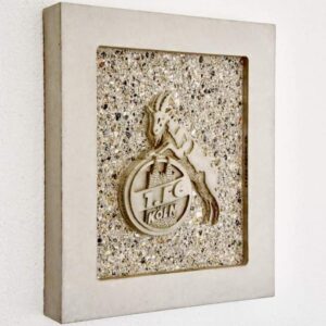 Handgefertigtes Betonbild mit Ziegenmotiv auf strukturierter Kiesfläche