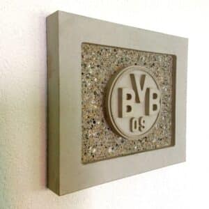 Handgefertigtes Betonbild mit BVB 09 Logo als 3D-Relief auf Kiesstruktur