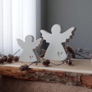 Zwei grosse Engel aus weissem Beton als dekoratives Set