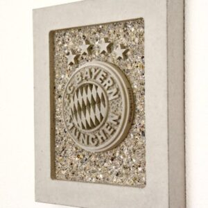 Detailaufnahme eines handgefertigten Betonreliefs mit FC Bayern München Logo