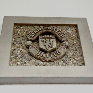 Handgefertigtes Betonbild mit Manchester United Logo in Frontansicht