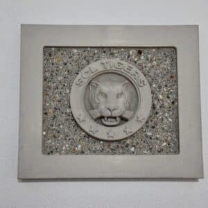 Frontalansicht eines Betonbilds mit SCL Tigers Logo als 3D-Relief