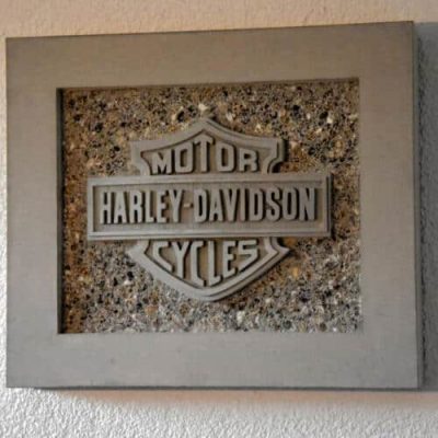 Handgefertigtes Betonrelief mit Harley-Davidson Logo
