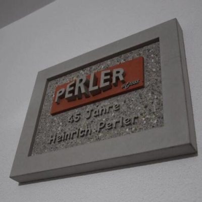 Betonlogo zum 45-jährigen Jubiläum für Heinrich Perler