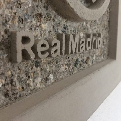 Detailaufnahme des Real Madrid Schriftzugs im 3D-Betonrelief