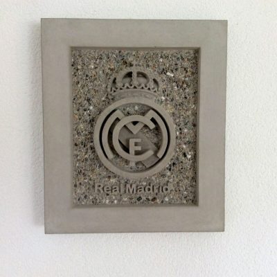 Frontalansicht eines Betonbilds mit Real Madrid 3D-Logo