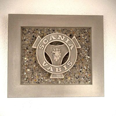 Frontalansicht des handgefertigten Scania-Vabis Betonbildes mit 3D-Relief