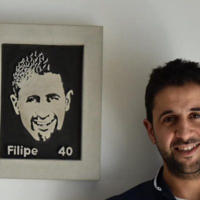 Handgemachtes Betonportrait mit Name und Alter zum Jubiläum
