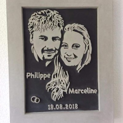 Handgefertigtes Betonportrait mit Hochzeitspaar, Namen und DatumBetonportrait zur Hochzeit – Philippe & Marceline, Datum und Ringe