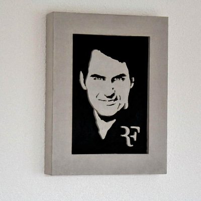 Handgefertigtes Betonportrait von Roger Federer mit Initialen RF als einzigartiges Wandbild